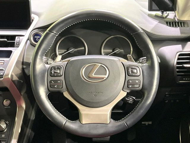 インテリアに合わせたデザインのステアリングは、運転される方のことも考え、運転しやすい形状、大きさです。是非一度、実際に触ってお確かめください。