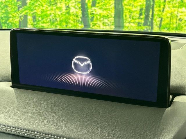 【10.25インチマツダコネクト】車内の雰囲気にマッチした大型ディスプレイ。スマホ接続でのナビ使用やBluetooth再生等、様々な機能が楽しめます。直感的なダイヤル操作が可能で、使い勝手も良好です。