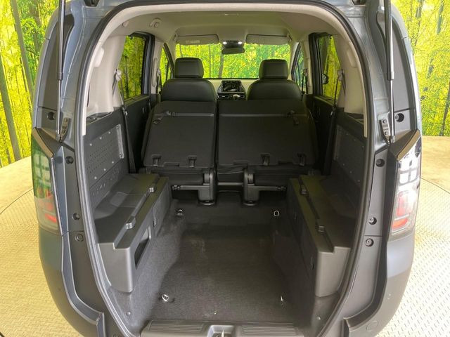 普段のお買い物や通勤、送迎等に十分な荷室スペースを確保しております。セカンドシートを倒すと、大きな荷物の積載も可能です♪