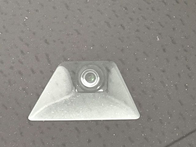 【三菱e-Assist】走行中に前方の車両等を認識し、衝突しそうな時は警報とブレーキで衝突回避と被害軽減をアシスト。より安全にドライブをお楽しみいただけます。