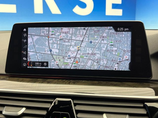 ●純正ナビ:一体感のあるナビは、高級感ある車内を演出してくれます。オーディオ機能も充実しておりますので、運転もより楽しめます♪