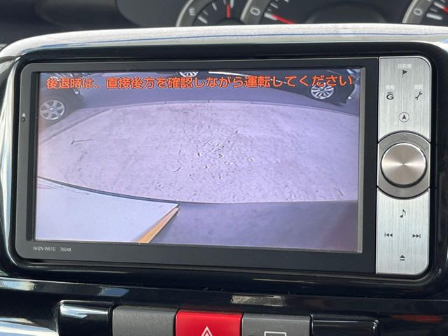 【バックカメラ】駐車時に後方がリアルタイム映像で確認できます。大型商業施設や立体駐車場での駐車時や、夜間のバック時に大活躍!運転スキルに関わらず、今や必須となった装備のひとつです!