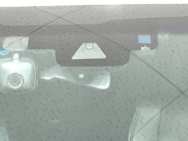 【プリクラッシュセーフティ】前方の車両等を検知し、衝突しそうな時は警報で注意を促し、ブレーキを踏む力をサポート。ブレーキを踏めなかった場合は衝突被害軽減ブレーキが作動、衝突回避をサポートします。