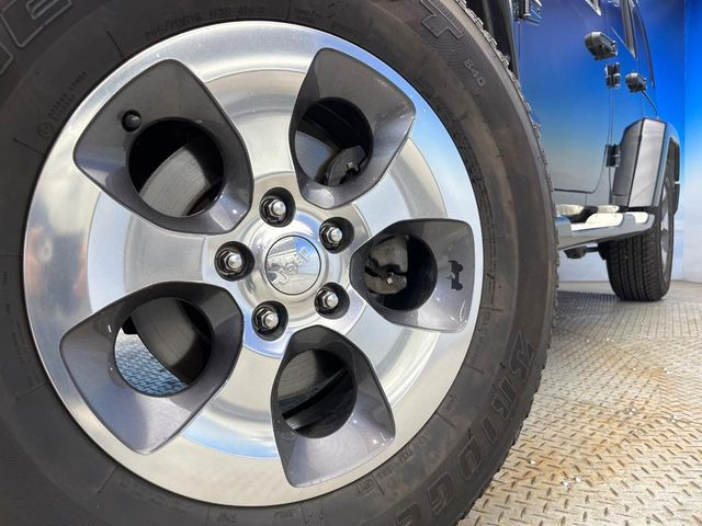 ●純正18インチアルミホイール:輸入車ならではの卓越した走りを支えるホイールと足回りです!日本車の走りに慣れている方にもぜひ体感して頂きたいほど、高いレベルでまとまっています!