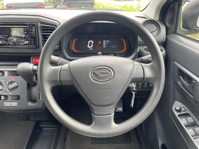 インテリアに合わせたデザインのステアリングは、運転される方のことも考え、運転しやすい形状、大きさです。是非一度、実際に触ってお確かめください。