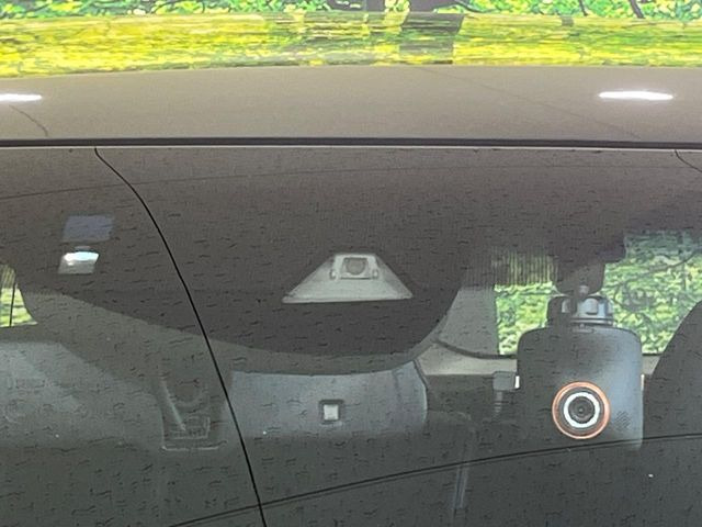 【ホンダセンシング】走行中に前方の車両等を認識し、衝突しそうな時は警報とブレーキで衝突回避と被害軽減をアシスト。より安全にドライブをお楽しみいただけます。