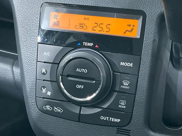 【オートエアコン】一度お好みの温度に設定すれば、車内の温度を検知し風量や温度を自動で調整。暑い&hellip;寒い&hellip;と何度もスイッチ操作をする必要はありません。快適な車内空間には必須の機能ですね♪
