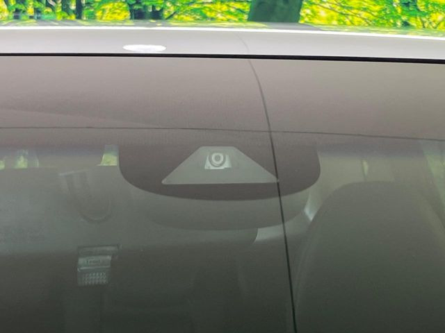 【ホンダセンシング】走行中に前方の車両等を認識し、衝突しそうな時は警報とブレーキで衝突回避と被害軽減をアシスト。より安全にドライブをお楽しみいただけます。