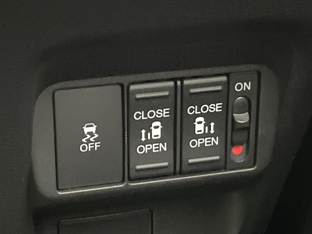 【両側パワースライドドア】スマートキーや運転席のスイッチで後席両側スライドドアの開閉が可能♪電動だから力を入れてドアを開ける必要が無く、小さなお子様でも簡単に開け閉めでき快適です♪