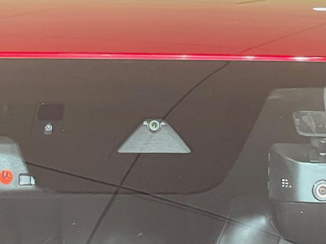【i-ACTIVESENSE】走行中に前方の車両等を認識し、衝突しそうな時は警報とブレーキで衝突回避と被害軽減をアシスト。より安全にドライブをお楽しみいただけます。