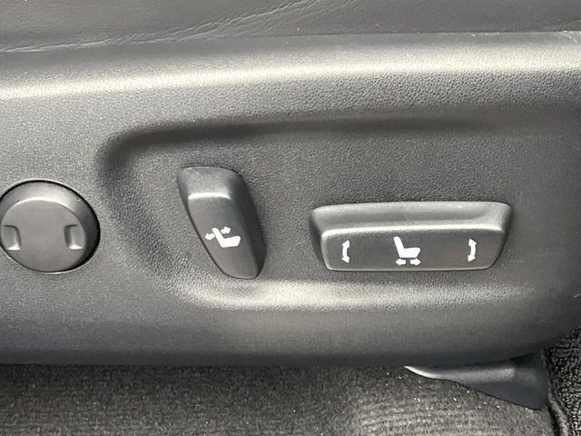 【メモリー機能付きパワーシート】ドライバーごとに設定したシート位置を記憶して、ボタン一つで切り替えできる便利な機能!運転する方が複数名いらっしゃるご家庭におすすめです♪