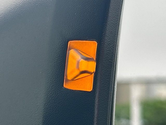 【リヤビークルディティクション】走行中、ドアミラーの死角になりやすい箇所に後続車が接近するとサイドミラー付近に警告を表示、ドライバーに注意喚起と、万一の際はハンドル操作をアシストをします。