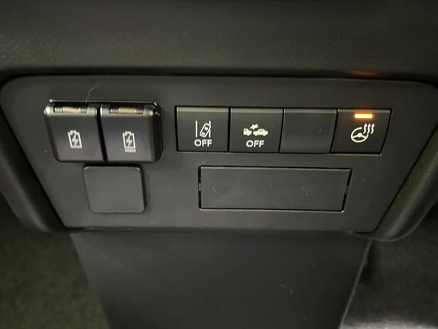 【ステアリングヒーター】冬場に冷たくなりやすい革巻きステアリングを、スイッチ一つで素早く適温に!エアコンよりも早く温まってくれるので、寒い日の運転も快適になりますね♪