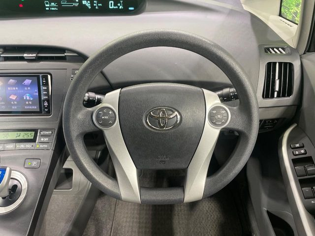 インテリアに合わせたデザインのステアリングは、運転される方のことも考え、運転しやすい形状、大きさです。是非一度、実際に触ってお確かめください。