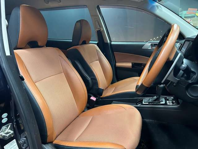 運転席も広々としており運転しやすい環境を実現しています☆室内クリーニングも実施済みです。