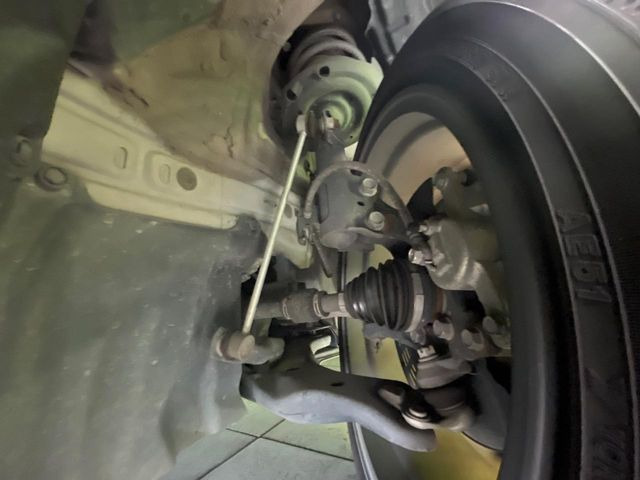 お車を安心してお乗りいただく為には、足回りの定期点検が欠かせません。サービスサポート(有償保証)では無料点検もご提供しており、安心のカーライフをお過ごしいただけるサポート体制が整っています。