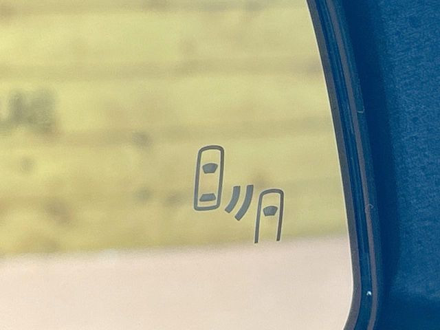 【ブラインドスポットモニター】走行中、ドアミラーの死角になりやすい箇所に後続車が接近するとサイドミラーのレンズに警告を表示!ドライバーに注意喚起をしてくれます。