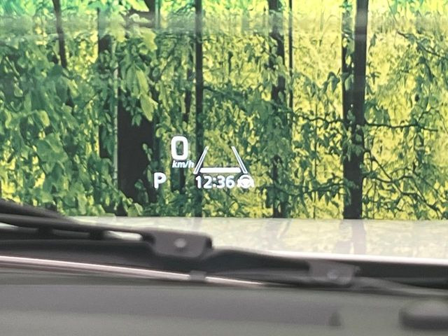 【ヘッドアップディスプレイ】現在の速度や走行情報をデジタル表示で運転席前方のガラスに投影!運転中、目線をずらさず必要な情報を確認できるのでとっても便利で安心!