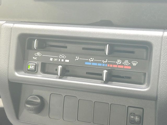 寒い冬も暑い夏も全席に快適な空調を届けてくれる、ダイヤル式エアコンを装備♪