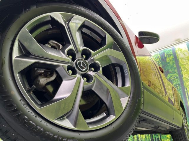 【純正18インチアルミホイール】外観にマッチした純正アルミホイールを装着しております。各種社外アルミホイールや、スタッドレスタイヤも取扱いしております。是非ご相談ください♪