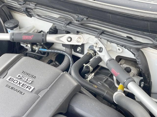 【STI Vタワーバー】お車の剛性を高めるタワーバーを装備。よりスムーズなコーナリング走行が可能となり、走りも楽しめます。