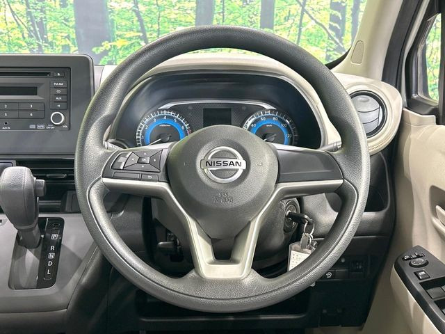 �C���e���A�ɍ��킹���f�U�C���̃X�e�A�����O�́A�^�]�������̂��Ƃ��l���A�^�]���₷���`��A�傫���ł��B�����x�A���ۂɐG���Ă��m���߂��������B
