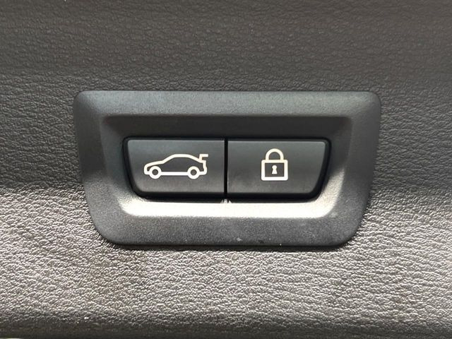●電動リアゲート:ワンタッチでリアゲートの開閉ができ、荷物などで両手が塞がっている状態でも簡単に開閉ができる便利機能です。