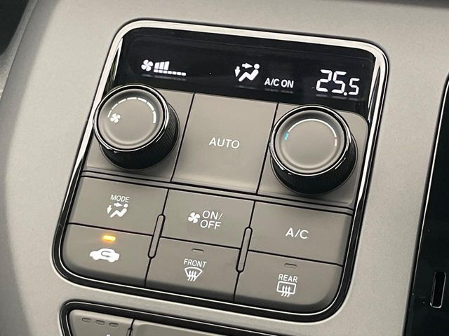 【オートエアコン】一度お好みの温度に設定すれば、車内の温度を検知し風量や温度を自動で調整。暑い&hellip;寒い&hellip;と何度もスイッチ操作をする必要はありません。快適な車内空間には必須の機能ですね♪