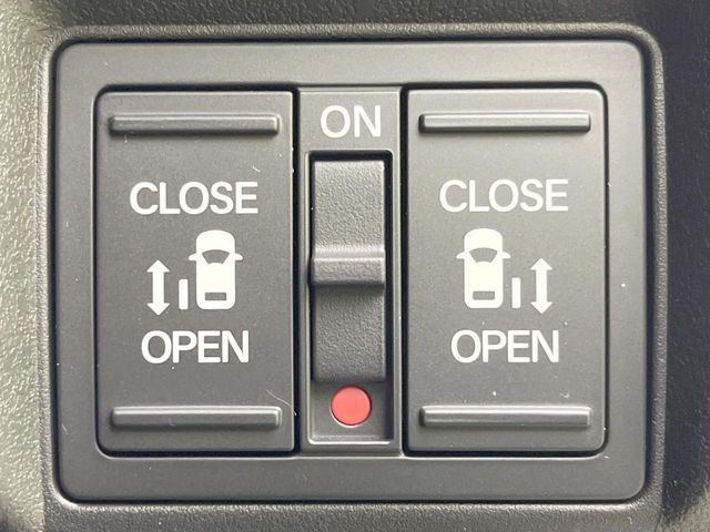 【両側パワースライドドア】スマートキーや運転席のスイッチで後席両側スライドドアの開閉が可能♪電動だから力を入れてドアを開ける必要が無く、小さなお子様でも簡単に開け閉めでき快適です♪