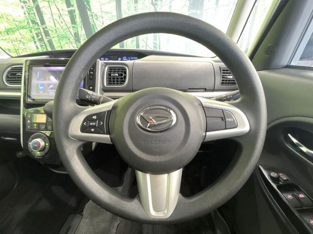 インテリアに合わせたデザインのステアリングは、運転される方のことも考え、運転しやすい形状、大きさです。是非一度、実際に触ってお確かめください。