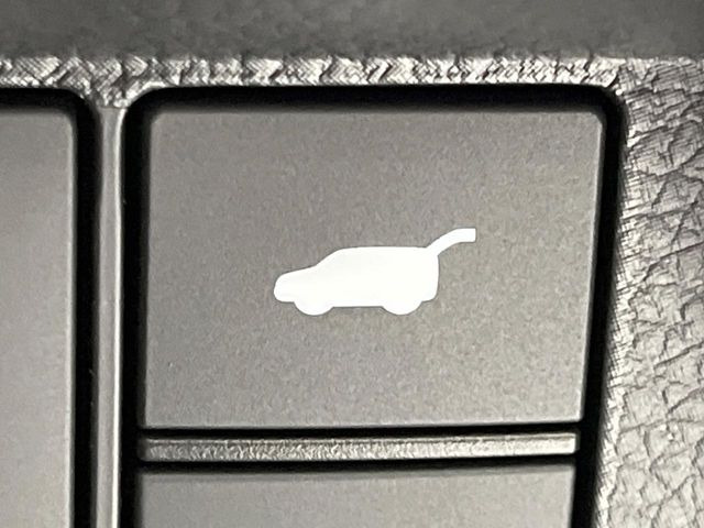 【パワーバックドア】スマートキーや運転席のボタンを押すだけでリアゲートが自動で開閉します!荷物を持っている時や、高い位置にあるバックドアを閉める際に便利な機能です♪