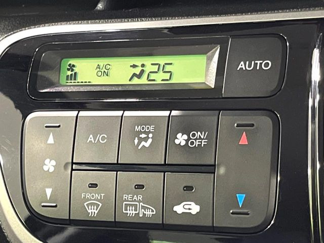 【オートエアコン】一度お好みの温度に設定すれば、車内の温度を検知し風量や温度を自動で調整。暑い&hellip;寒い&hellip;と何度もスイッチ操作をする必要はありません。快適な車内空間には必須の機能ですね♪