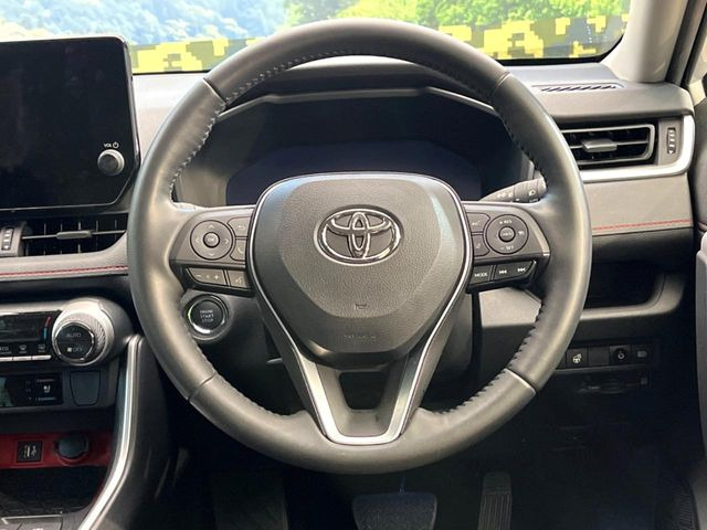 インテリアに合わせたデザインのステアリングは、運転される方のことも考え、運転しやすい形状、大きさです。是非一度、実際に触ってお確かめください。