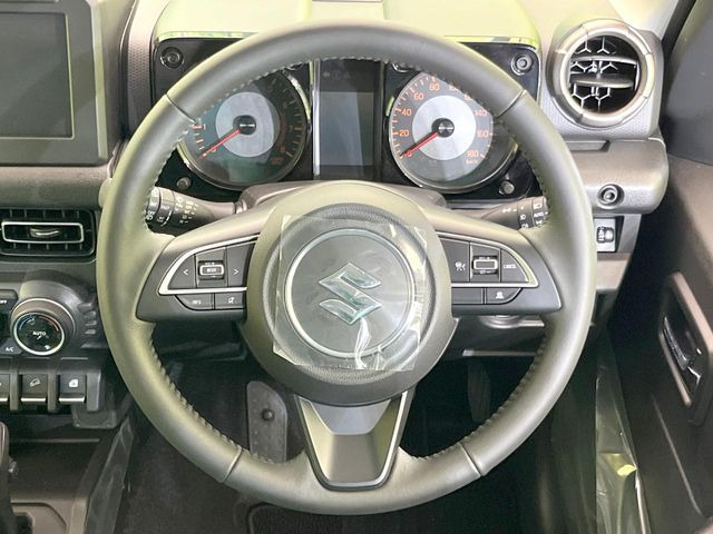 インテリアに合わせたデザインのステアリングは、運転される方のことも考え、運転しやすい形状、大きさです。是非一度、実際に触ってお確かめください。
