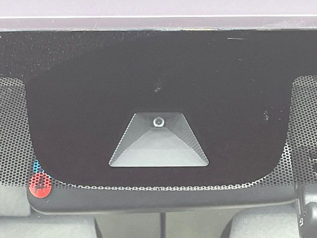 【ホンダセンシング】走行中に前方の車両等を認識し、衝突しそうな時は警報とブレーキで衝突回避と被害軽減をアシスト。より安全にドライブをお楽しみいただけます。