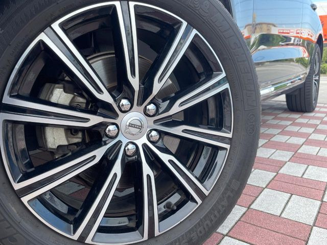 ●純正19インチアルミホイール:輸入車ならではの卓越した走りを支えるホイールと足回りです!日本車の走りに慣れている方にもぜひ体感して頂きたいほど、高いレベルでまとまっています!