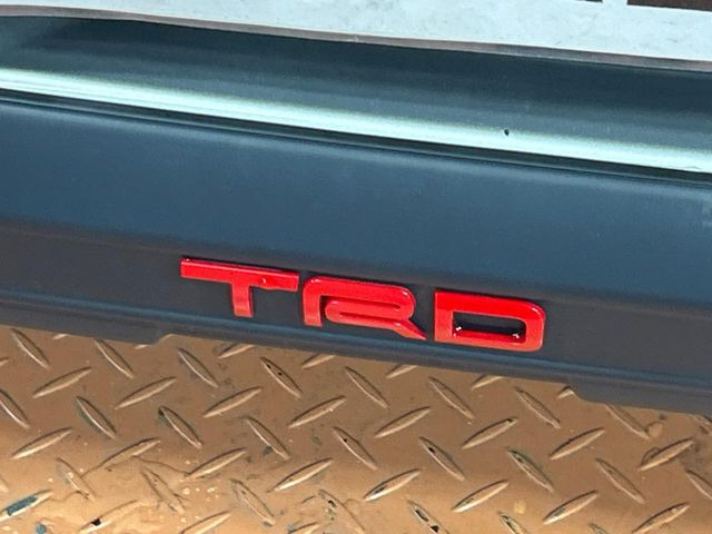 【TRDエアロ】人気のTRDエアロを装備!クルマの外観がよりスタイリッシュになり、街中で存在感あふれる1台に♪将来買い替える時にもリセールに影響しやすく、価値ある人気の装備です!