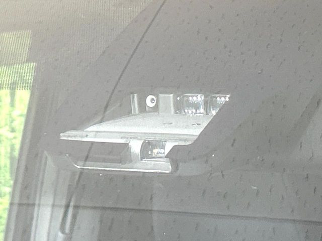 【トヨタセーフティセンス】走行中に前方の車両等を認識し、衝突しそうな時は警報とブレーキで衝突回避と被害軽減をアシスト。より安全にドライブをお楽しみいただけます。