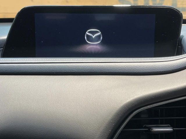 【8.8インチマツダコネクト】車内の雰囲気にマッチした大型のディスプレイ。スマホ接続でのナビ使用やBluetooth再生等、様々な機能が楽しめます。直感的なダイヤル操作が可能で、使い勝手も良好です。