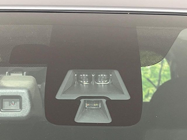 【エマージェンシーブレーキ】走行中に前方の車両等を認識し、衝突しそうな時は警報とブレーキで衝突回避と被害軽減をアシスト。より安全にドライブをお楽しみいただけます。