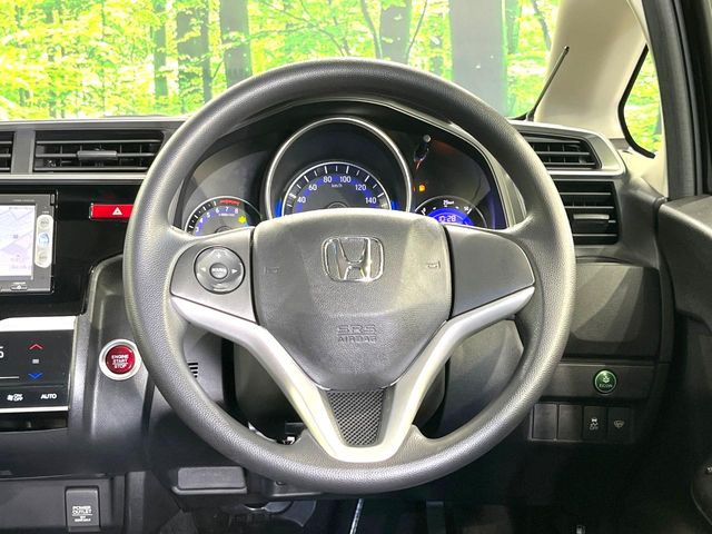 インテリアに合わせたデザインのステアリングは、運転される方のことも考え、運転しやすい形状、大きさです。是非一度、実際に触ってお確かめください。