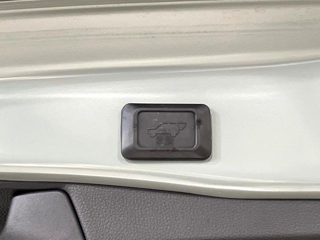 【パワーバックドア】スマートキーや運転席のボタンを押すだけでリアゲートが自動で開閉します!荷物を持っている時や、高い位置にあるバックドアを閉める際に便利な機能です♪