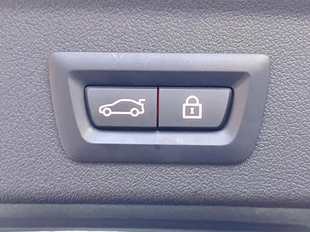 ●電動リアゲート:ワンタッチでリアゲートの開閉ができ、荷物などで両手が塞がっている状態でも簡単に開閉ができる便利機能です。