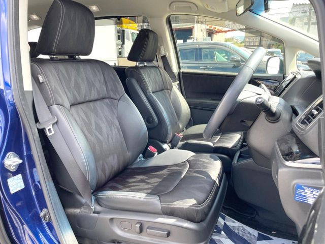 運転席シート廻りは使用感も少なく、良好な状態となっています。前オーナー様が丁寧に使っていたことがよくわかりますね。