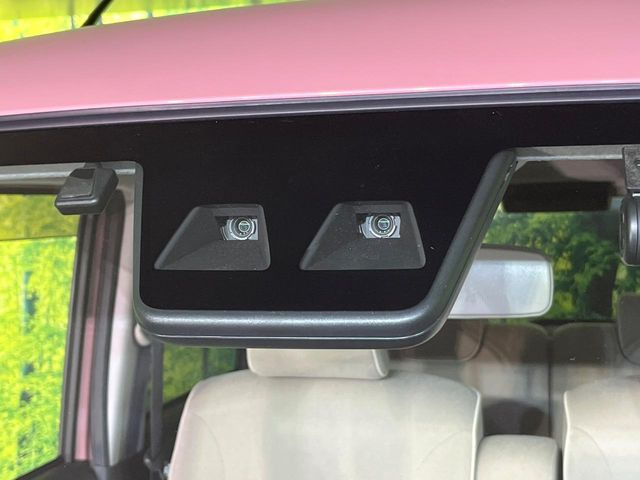 【スマートアシスト】走行中に前方の車両等を認識し、衝突しそうな時は警報とブレーキで衝突回避と被害軽減をアシスト。より安全にドライブをお楽しみいただけます。