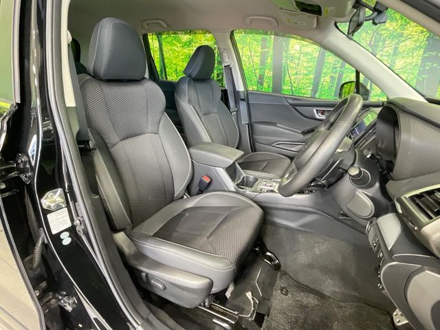 運転席まわりには十分なスペースがあり、大柄な方でもゆったり運転していただける環境です。