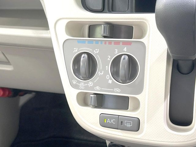 寒い冬も暑い夏も全席に快適な空調を届けてくれる、ダイヤル式エアコンを装備♪