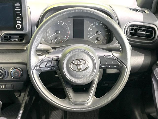 インテリアに合わせたデザインのステアリングは、運転される方のことも考え、運転しやすい形状、大きさです。是非一度、実際に触ってお確かめください。