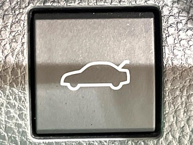 【パワーバックドア】スマートキーや運転席のボタンを押すだけでリアゲートが自動で開閉します!荷物を持っている時や、高い位置にあるバックドアを閉める際に便利な機能です♪