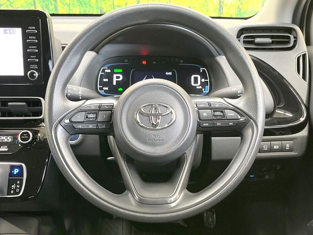 インテリアに合わせたデザインのステアリングは、運転される方のことも考え、運転しやすい形状、大きさです。是非一度、実際に触ってお確かめください。